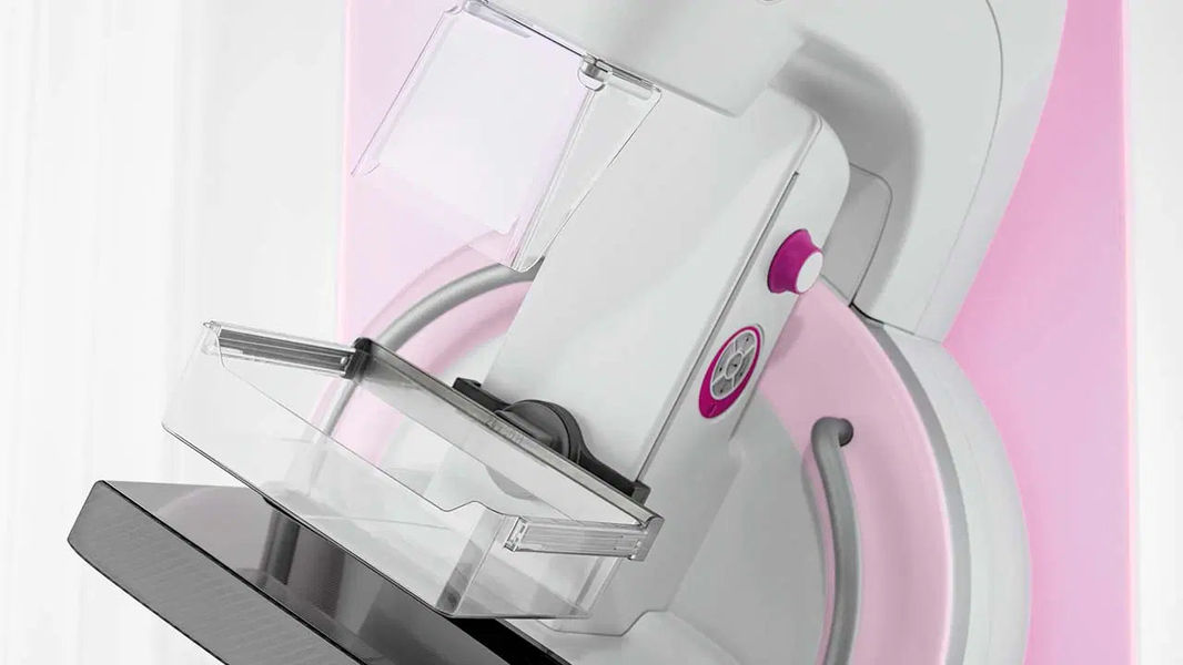 Mamógrafo digital en una sala de imagenología limpia